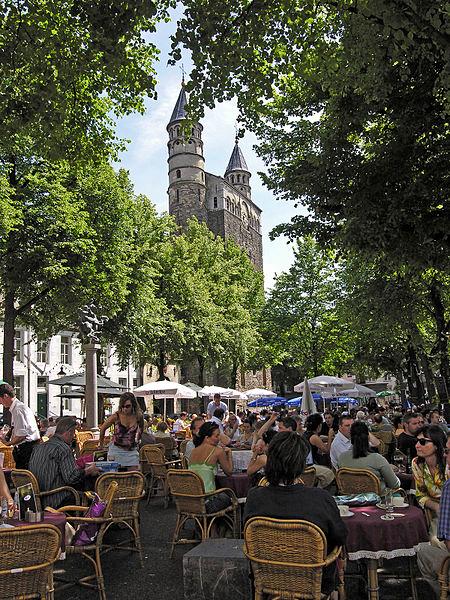 Foto Onze Lieve Vrouweplein in Maastricht, Aussicht, Getränk, Nachbarschaft, platz, park - #1