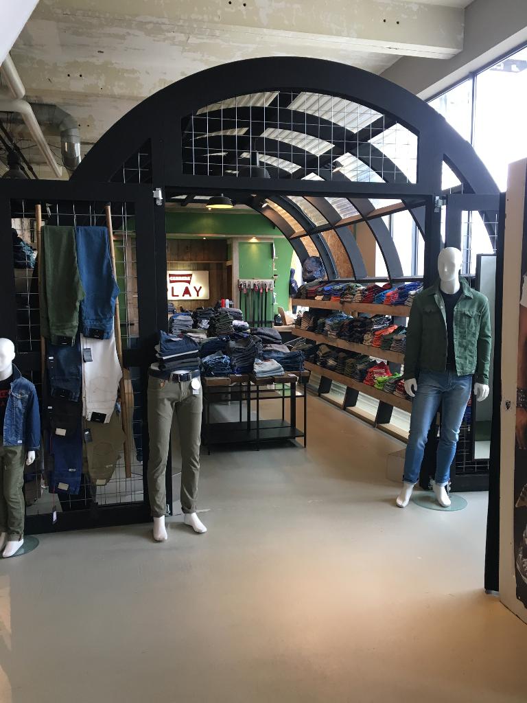 Foto Jogg-jeans in Eindhoven, Einkaufen, Spaß beim Einkaufen - #1