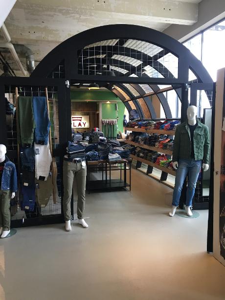Foto Jogg-jeans in Eindhoven, Einkaufen, Spaß beim Einkaufen
