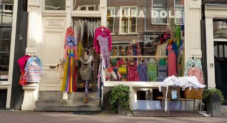 Foto Laura Dols in Amsterdam, Einkaufen, Modekleidung